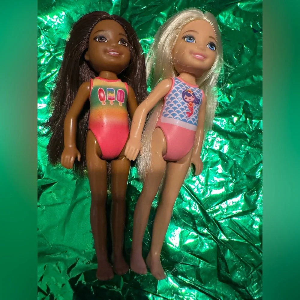 Barbie Chelsea club & friends 2 dolls like new beach club